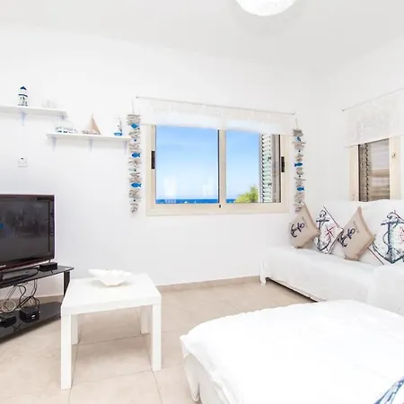 Sleeps 6 With Pool And Air Con וילה