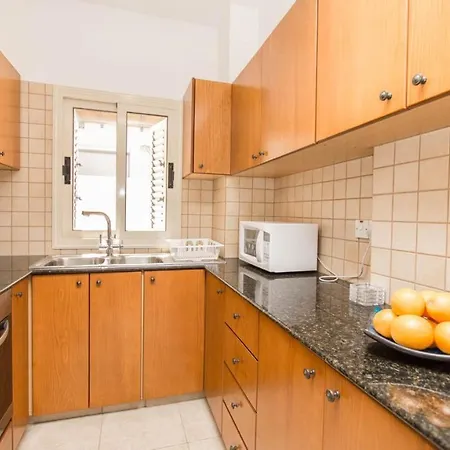 Sleeps 6 With Pool And Air Con וילה פאראלימני