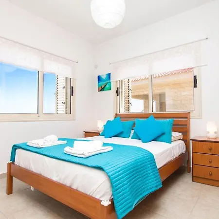 Sleeps 6 With Pool And Air Con