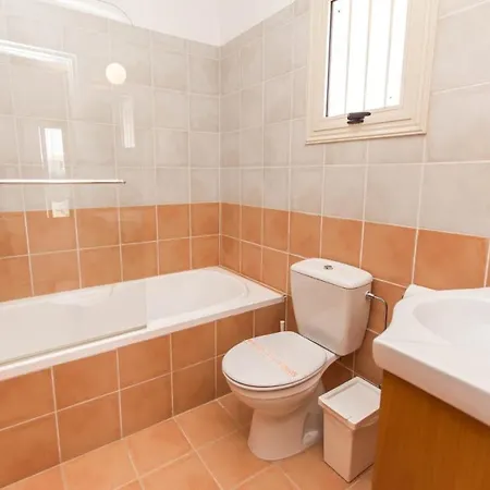 Sleeps 6 With Pool And Air Con פאראלימני