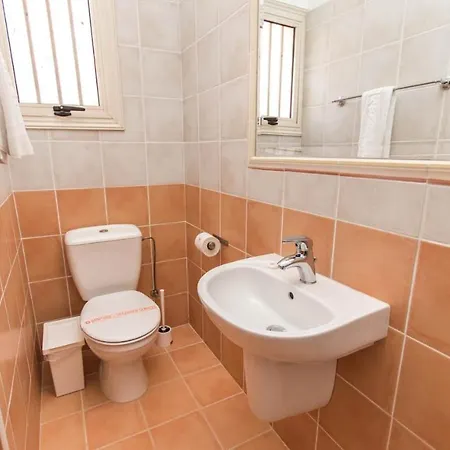 וילה Sleeps 6 With Pool And Air Con