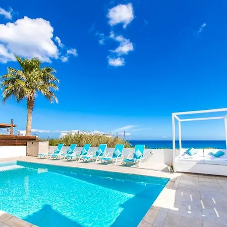 וילה Sleeps 6 With Pool And Air Con פאראלימני