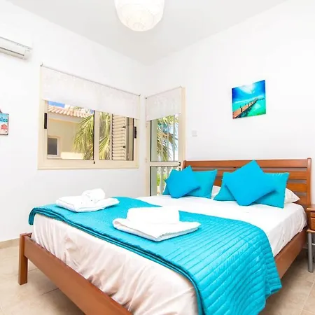 וילה Sleeps 6 With Pool And Air Con