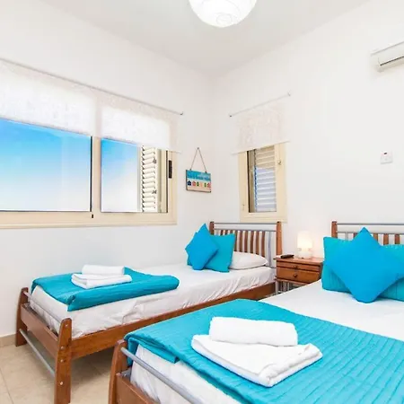 Sleeps 6 With Pool And Air Con וילה פאראלימני
